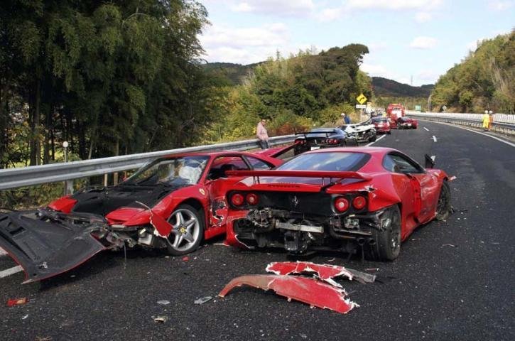 Acidente no Jap&atilde;o envolve oito Ferraris e duas Mercedes