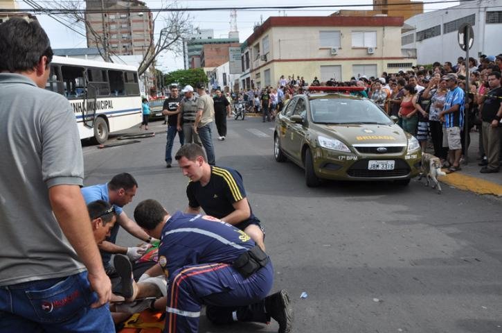 Colis&atilde;o entre carro-forte e &ocirc;nibus deixa oito feridos em Gravata&iacute;