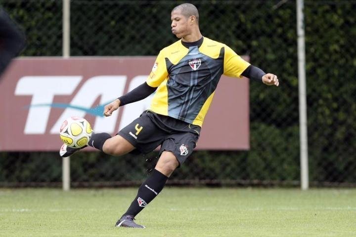 Demitido do Fluminense, zagueiro pode ser op&ccedil;&atilde;o para o Gr&ecirc;mio em 2012