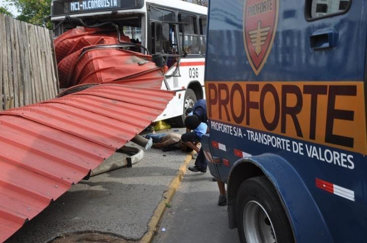 Duas pessoas morreram ap&oacute;s o acidente 