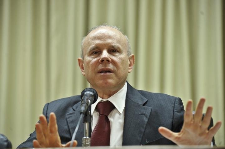 Mantega diz que economia brasileira crescer&aacute; menos do que o previsto este ano