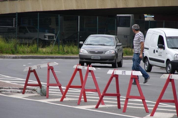 Pedestres cruzam de forma imprudente a avenida, sem op&ccedil;&atilde;o al&eacute;m do t&uacute;nel do Trensurb