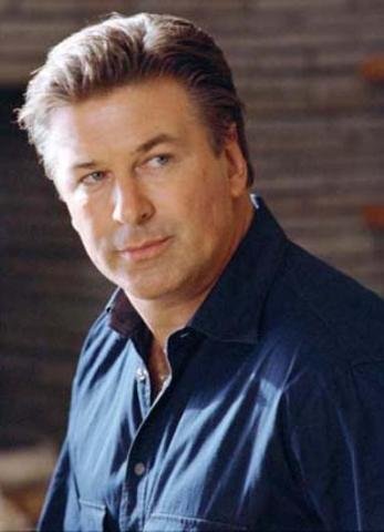 Alec Baldwin &eacute; expulso de voo por jogar game no celular