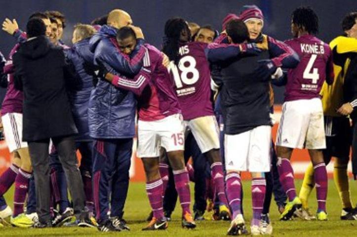 Lyon goleia Zagreb e se classifica para as oitavas de final da Liga dos Campe&otilde;es