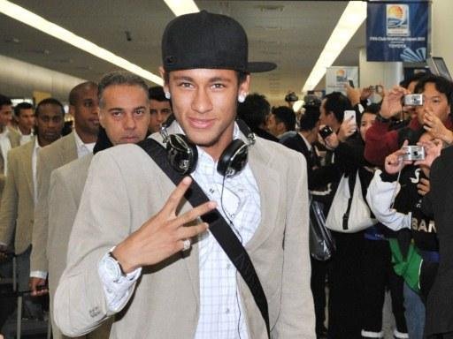 Neymar foi o mais assediado na chegada santista ao Jap&atilde;o