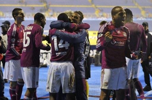 Jogadores do Lyon comemoram a conquista da classifica&ccedil;&atilde;o na Liga dos Campe&otilde;es