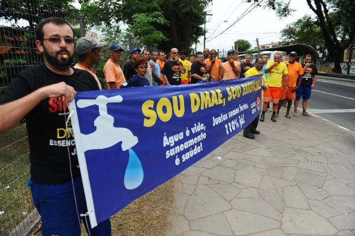 Funcion&aacute;rios do DMAE realizam protesto