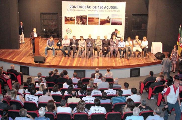 Tarso inaugura 450 a&ccedil;udes de forma simb&oacute;lica, em Bag&eacute;