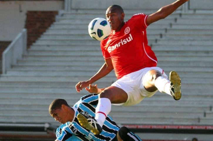 Inter assina com lateral Fabr&iacute;cio por tr&ecirc;s anos