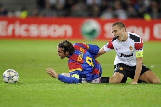 Zagueiro sofre falta no jogo contra Basel, pela Liga dos Campe&otilde;es