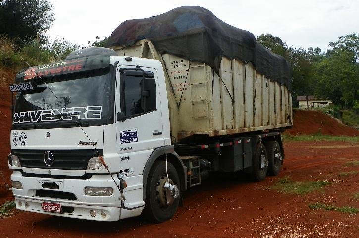 Caminh&atilde;o que transportava lixo &eacute; apreendido por excesso de carga em Passo Fundo