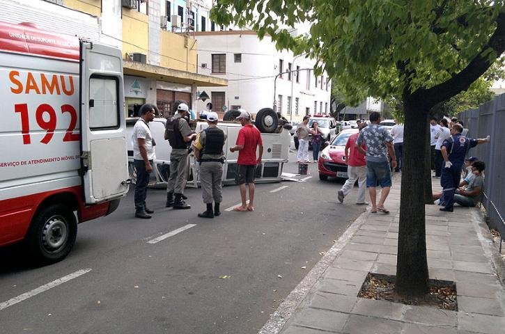 Kombi capota ap&oacute;s acidente no Centro de Porto Alegre