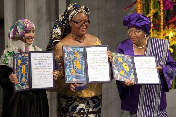 As vencedoras Tawakkol Karman, Leymah Gbowee e Ellen Johnson Sirleaf com as medalhas e certificados do Nobel