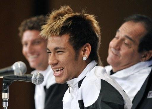 Neymar &eacute; a estrela do Santos no Jap&atilde;o e divide os holofotes com vocalista do Aerosmith