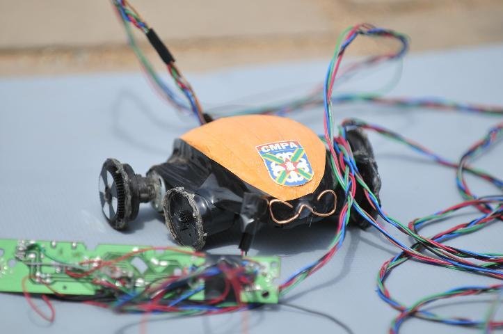 A atividade teve por objetivo promover a constru&ccedil;&atilde;o e mobilidade de um rob&ocirc; experimental confeccionado com pe&ccedil;as de sucata eletr&ocirc;nica movido &agrave; energia solar