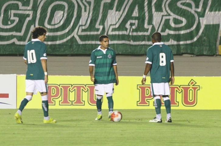Lateral Douglas deve ser anunciado pelo Inter nesta semana