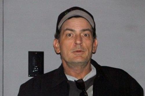 Charlie Sheen divulga celular no Twitter e recebe mais de 1,8 mil mensagens