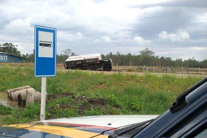 Vendaval fez caminh&atilde;o tombar na BR 392