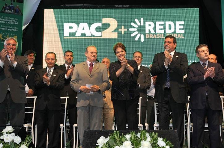 Al&eacute;m da presidente, governador e ministros acompanham o evento
