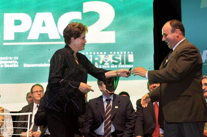 Dilma entrega a chave de uma das escavadeiras do PAC 2