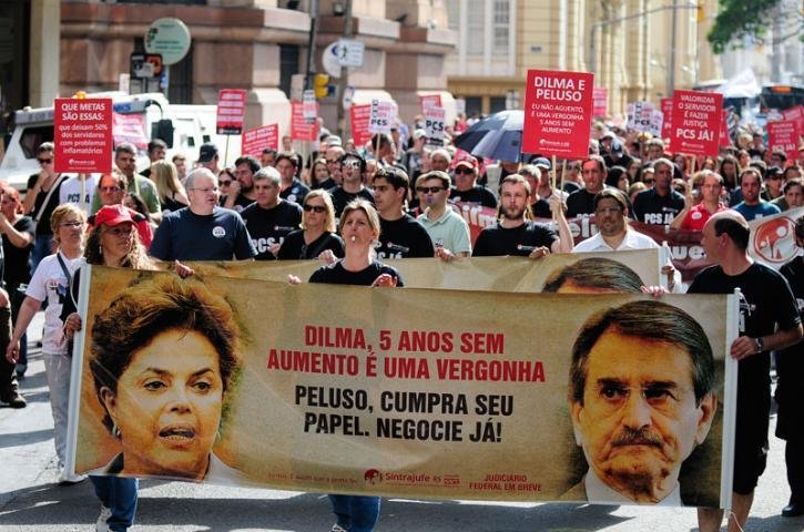 Servidores do Judici&aacute;rio protestam em frente ao evento com Dilma
