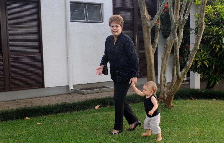 Dilma diz que evolu&ccedil;&atilde;o da sa&uacute;de de Lula &eacute; surpreendente