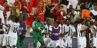 Kidiaba (à esquerda) comemora a vitória sobre o Inter em Dubai