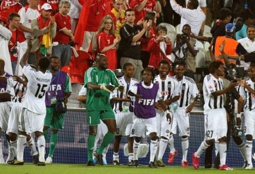 Kidiaba (&agrave; esquerda) comemora a vit&oacute;ria sobre o Inter em Dubai