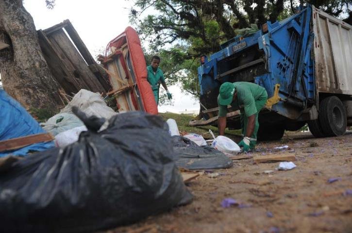 Garis come&ccedil;aram a recolher o lixo acumulado em Porto Alegre