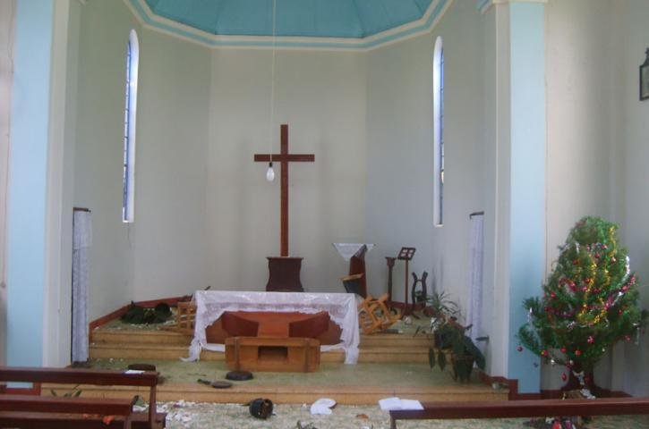 Imagens sacras foram destru&iacute;das e altar revirado