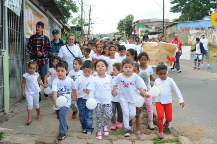 Crian&ccedil;as comemoram os 13 anos do bairro