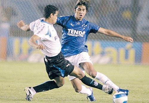 Atacante foi contratado pelo clube e deve se apresentar no est&aacute;dio Ol&iacute;mpico na segunda-feira