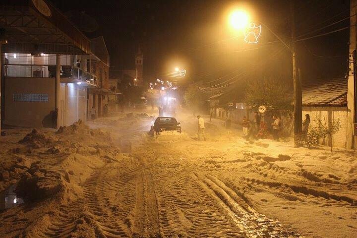 Em Flores da Cunha, ruas ficaram cobertas pelo granizo