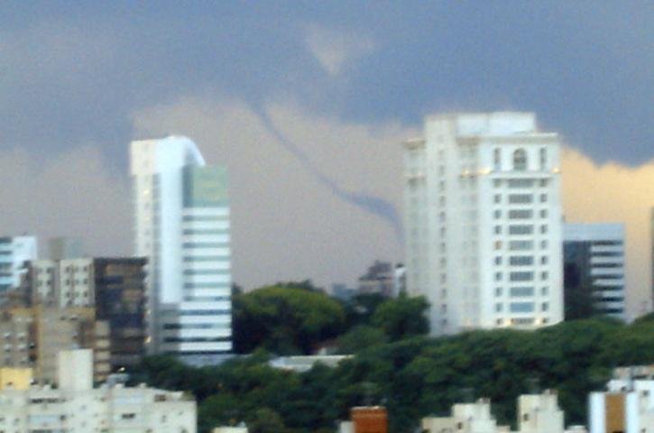 Porto Alegre registra nuvem funil sob influ&ecirc;ncia de ciclone extratropical