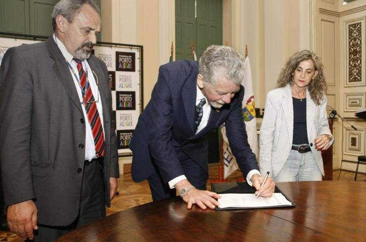 Fortunati assina edital que busca parceria para transporte hidrovi&aacute;rio