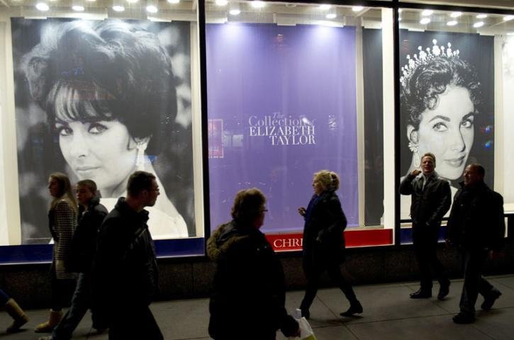 Leil&otilde;es de joias e vestidos de Liz Taylor arrecadam US$ 150 milh&otilde;es
