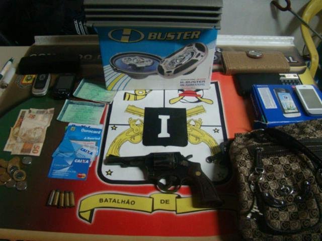 Pertences da v&iacute;tima e um rev&oacute;lver 38 foram encontrados com os bandidos