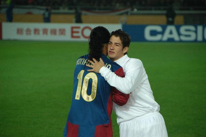 Pato d&aacute; um abra&ccedil;o em Ronaldinho 