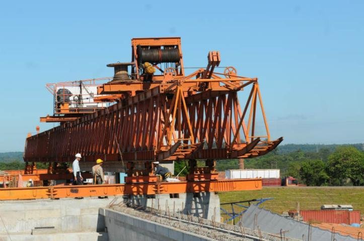 Come&ccedil;a opera&ccedil;&atilde;o de lan&ccedil;amento das vigas sobre viaduto em Sapucaia