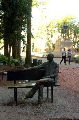 Somente a reprodu&ccedil;&atilde;o de M&aacute;rio Quintana permanece na Pra&ccedil;a da Alf&acirc;ndega