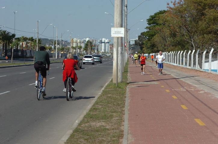 Bicicletas disputam com carros em Porto Alegre