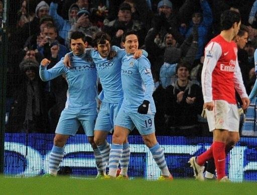 Manchester City bate Arsenal e recupera lideran&ccedil;a
