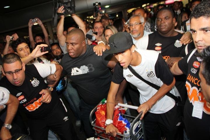Neymar (foto) e Ganso desembarcaram em Guarulhos sob forte escolta dos seguran&ccedil;as 