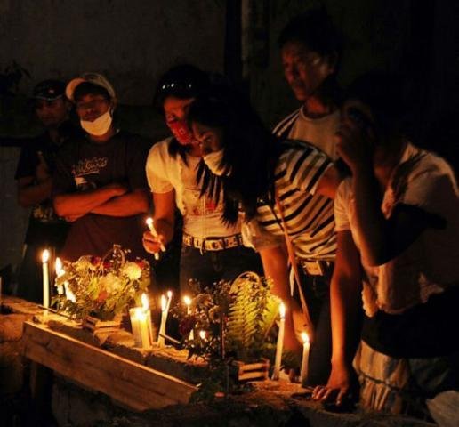 Fam&iacute;lias enterram v&iacute;timas da tempestade Washi