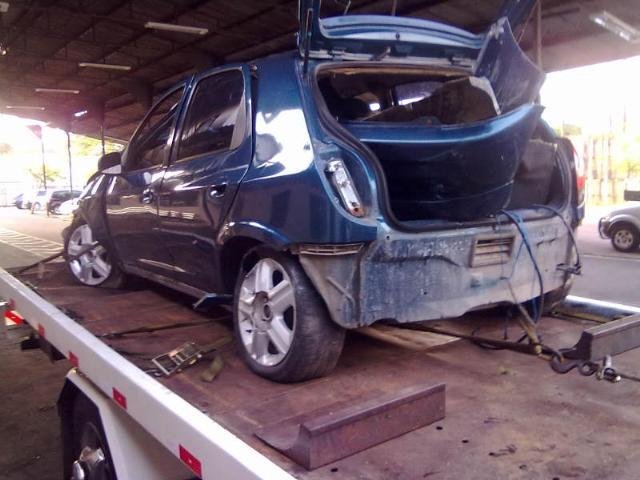Carro ficou destru&iacute;do ap&oacute;s acidente
