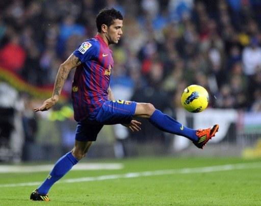 Daniel Alves rebate Jos&eacute; Mourinho