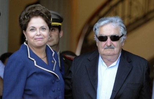 Dilma posa com seu colega uruguaio, Jos&eacute; Mujica