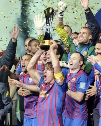 Puyol ergueu a ta&ccedil;a do Mundial de Clubes no Jap&atilde;o
