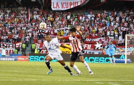 Once Caldas (de branco) disputa t&iacute;tulo com o J&uacute;nior e pode enfrentar o Inter na Libertadores