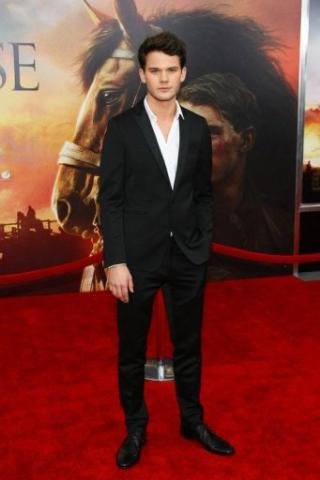 Jovem ator brit&acirc;nico Jeremy Irvine interpreta Albert